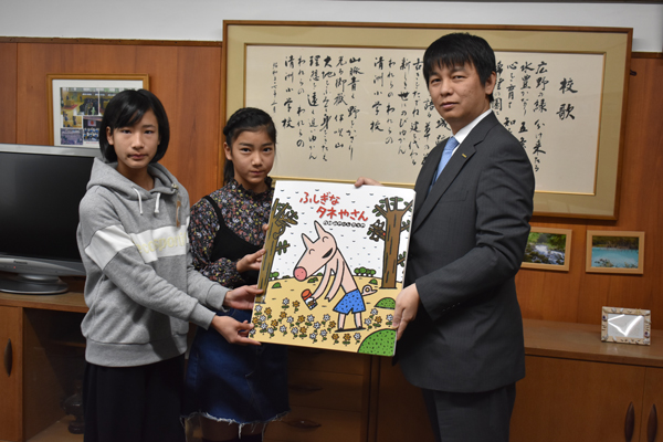 清須市立清洲小学校に紙芝居と絵本を寄贈